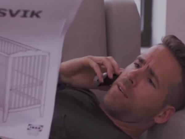 Ryan Reynolds perde le staffe tendando di assemblare una culla Ikea