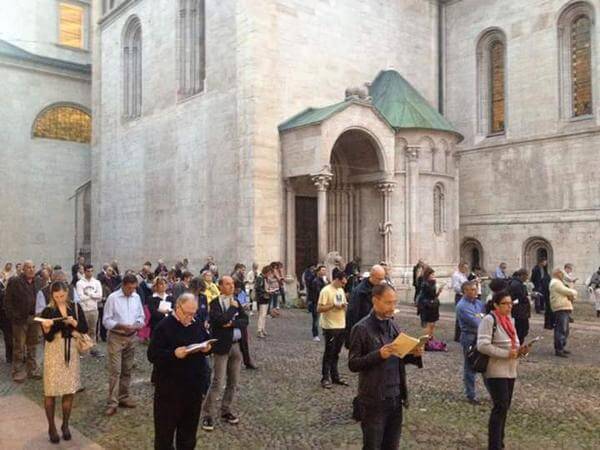 Tornano le sentinelle in piedi. Chissà per chi hanno pregato