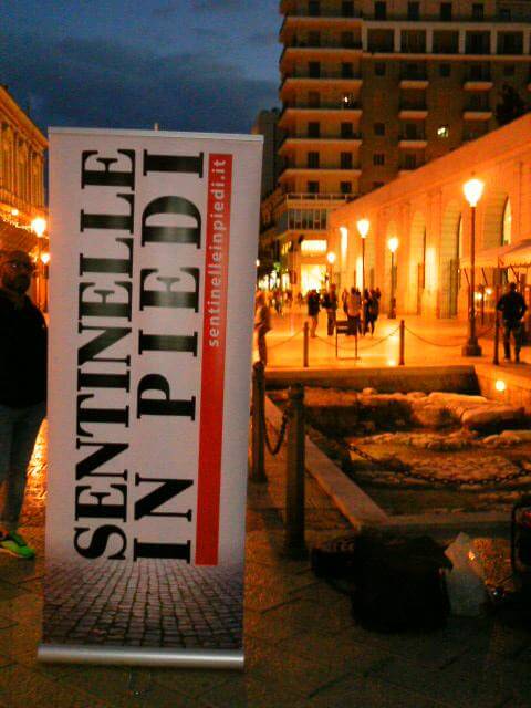 Tornano le sentinelle in piedi. Chissà per chi hanno pregato