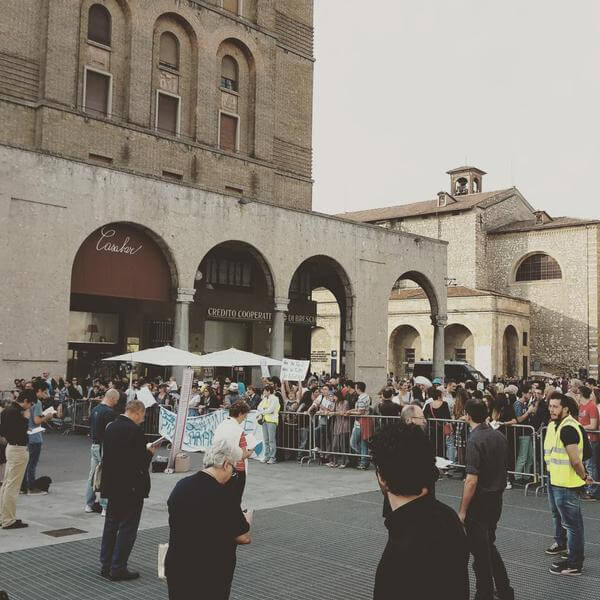 Tornano le sentinelle in piedi. Chissà per chi hanno pregato