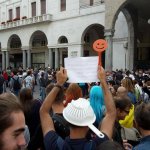 Tornano le sentinelle in piedi. Chissà per chi hanno pregato - Thumbnail