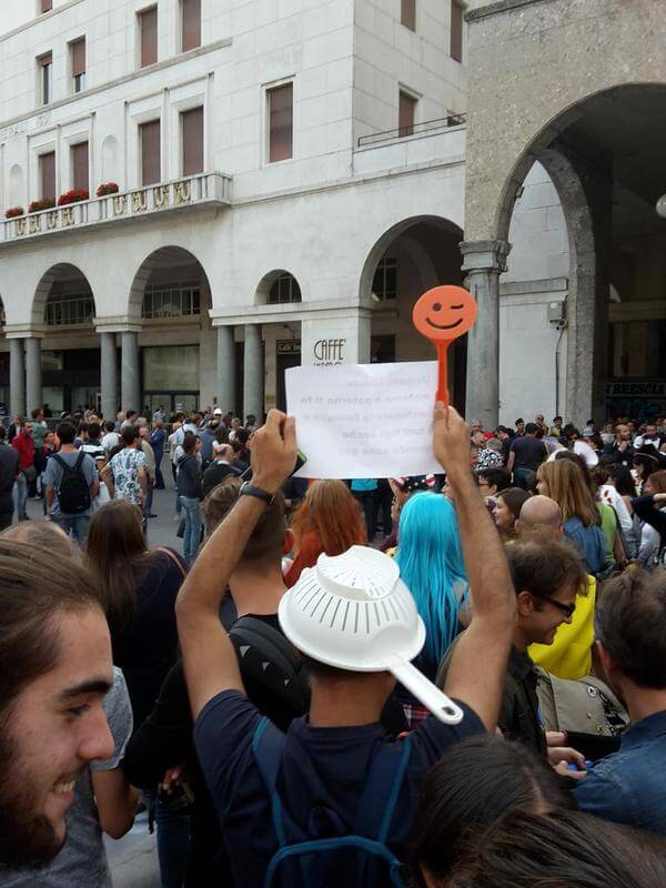 Tornano le sentinelle in piedi. Chissà per chi hanno pregato