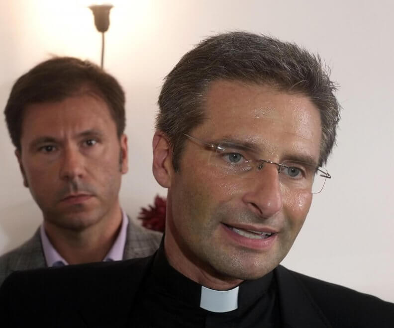 Il primo coming out in Vaticano: ecco a voi la coppia