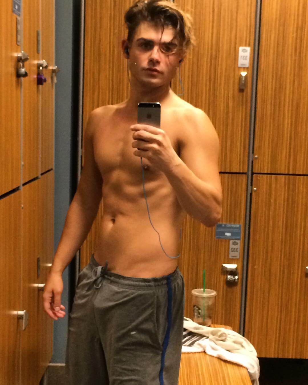 James Franco e Keegan Allen seminudi per "Il Re Cobra"