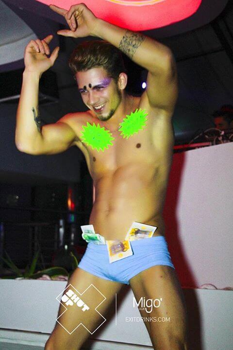 Igor del GF14 sexy cubista in un locale gay