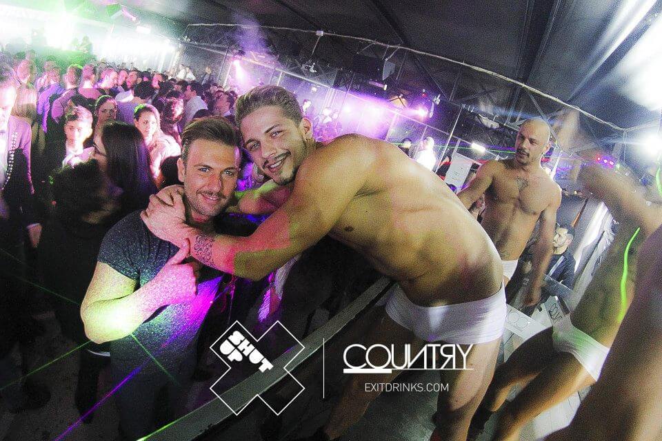 Igor del GF14 sexy cubista in un locale gay