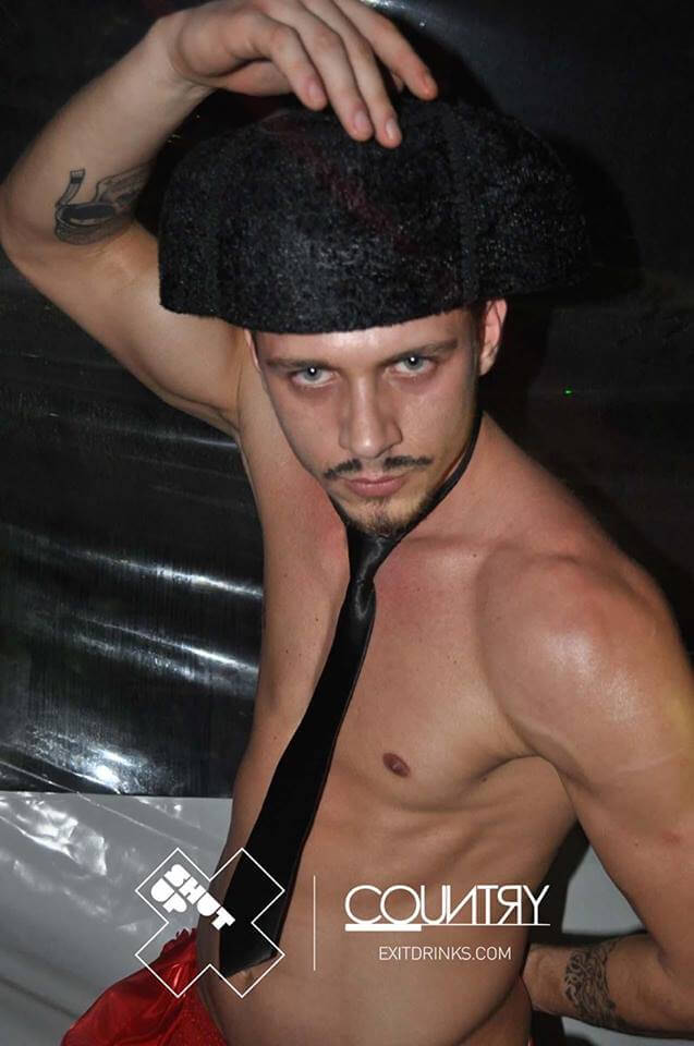 Igor del GF14 sexy cubista in un locale gay