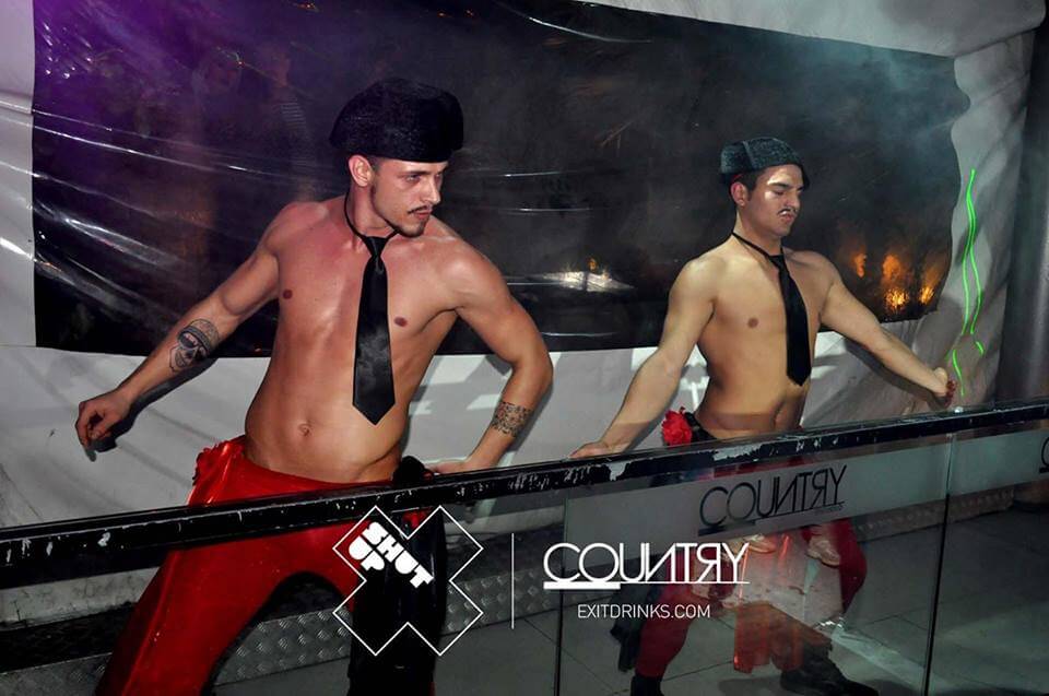 Igor del GF14 sexy cubista in un locale gay