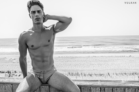 Il sexy attore e modello Matthew Ludwinski