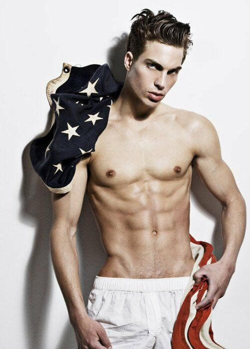 Il sexy attore e modello Matthew Ludwinski