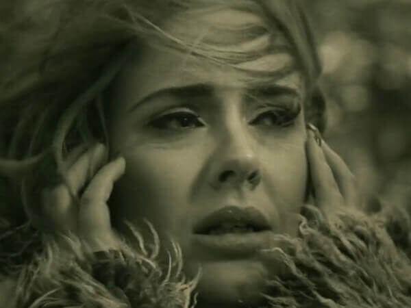 Adele: video di “Hello” e tracklist di “25”