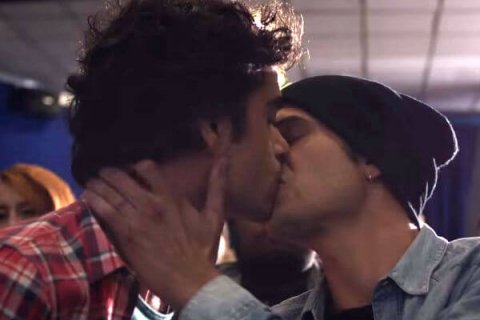 Emma Marrone pro gay e contro la violenza nel nuovo video - bacio gay emma marrone base - Gay.it