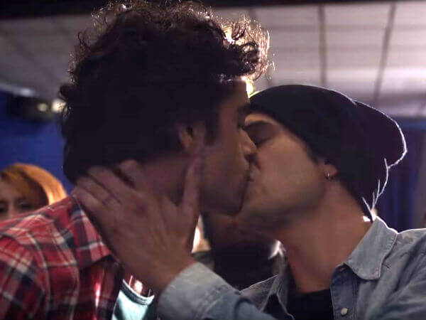 Emma Marrone pro gay e contro la violenza nel nuovo video - bacio gay emma marrone base - Gay.it