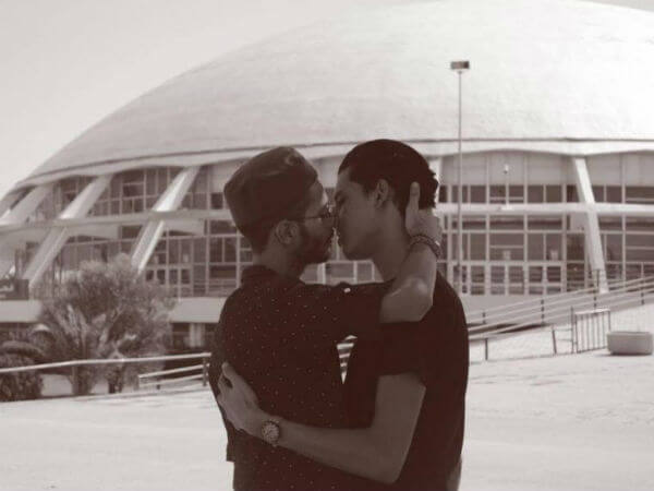 Tunisia: baci gay per rompere i tabù - bacio gay tunisia base - Gay.it