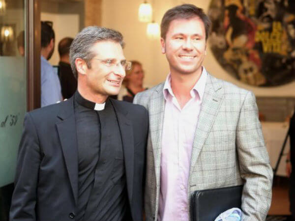 Il primo coming out in Vaticano: ecco a voi la coppia - base - Gay.it