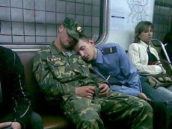Coccole tra etero? Non sono più un tabù - coccole tra etero base - Gay.it