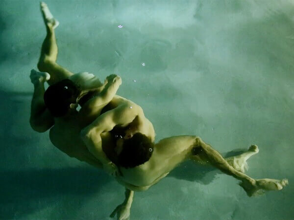 I corpi diventano poesia nel cortometraggio del fotografo Ricky Cohete