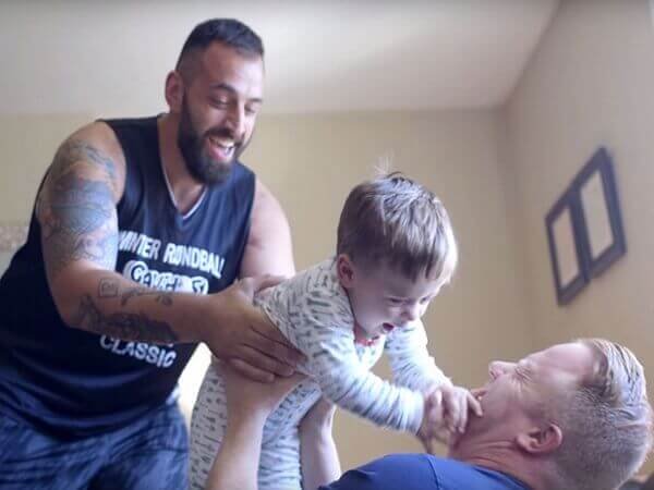 Una tipica domenica di due papà gay – VIDEO