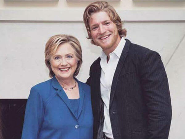 La foto di Hillary Clinton con l'attore porno gay - hillary clinton gavin waters base - Gay.it