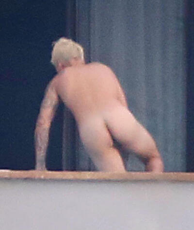 Justin Bieber nudo, come mamma lo ha fatto