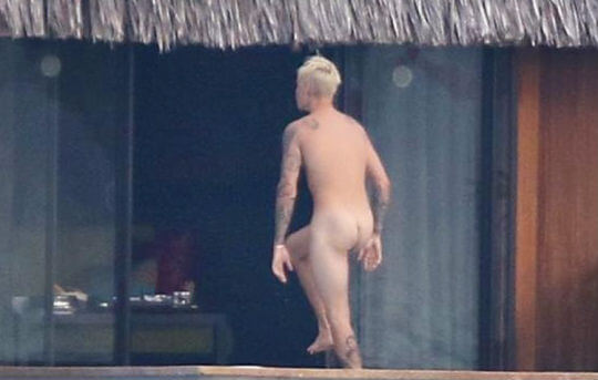 Justin Bieber nudo, come mamma lo ha fatto