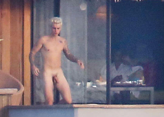 Justin Bieber nudo, come mamma lo ha fatto