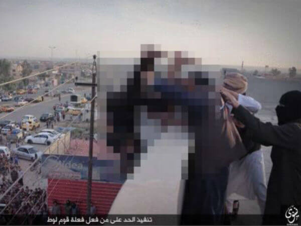 Nuova condanna a morte dell'ISIS: le immagini shock - pena morte isis base - Gay.it