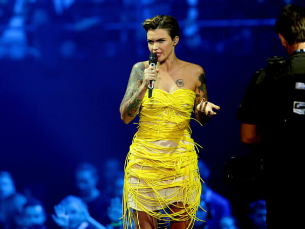 MTV EMA 2015: I vincitori e la "gender fluidity" di Ruby Rose - ruby rose mtv ema 2015 spaghetti dress1 - Gay.it