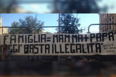 Napoli: striscione contro le adozioni gay - striscione omofobia napoli base - Gay.it