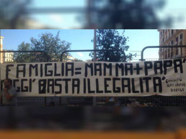 Napoli: striscione contro le adozioni gay