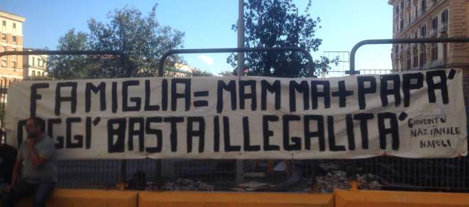 Napoli: striscione contro le adozioni gay
