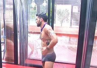 alessandro_calabrese_gf14_doccia