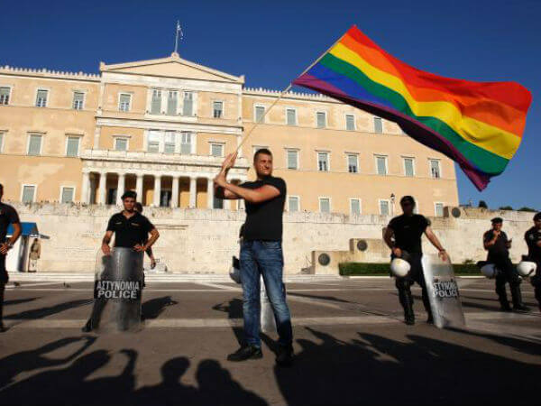 Grecia: presentato disegno di legge per le unioni civili - atene grecia base 1 - Gay.it