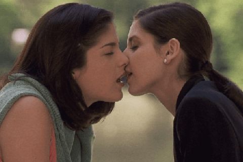 Bacio in pubblico tra donne: due italiane assolte a Dubai - bacio potenza 1 - Gay.it