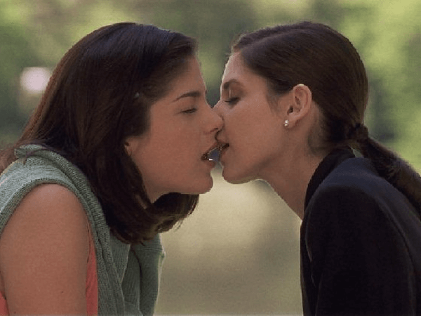 Bacio in pubblico tra donne: due italiane assolte a Dubai - bacio potenza 1 - Gay.it