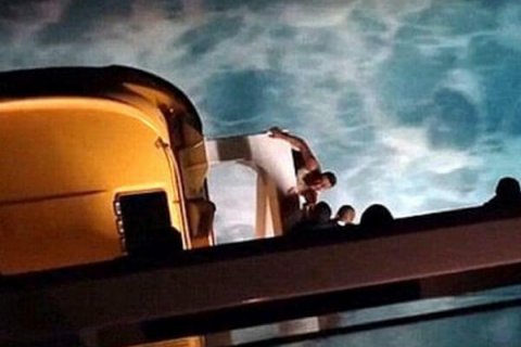 Cade in mare da una nave dopo provocazioni omofobe. Il video - caduta crociera albaz base 1 - Gay.it