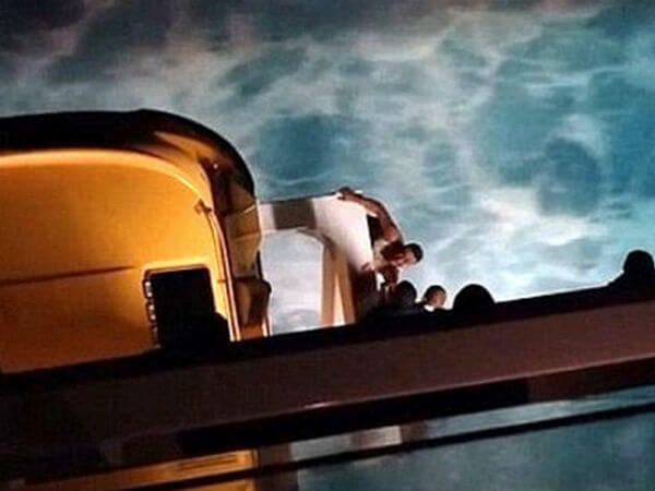 Cade in mare da una nave dopo provocazioni omofobe. Il video