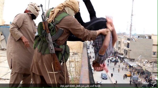 ISIS: altra barbarica uccisione di due gay. Le immagini shock.