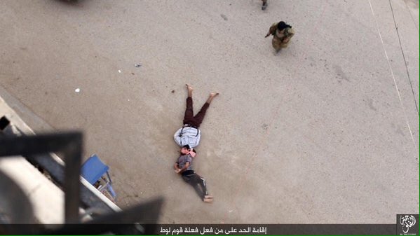 ISIS: altra barbarica uccisione di due gay. Le immagini shock.