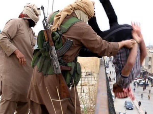 ISIS: altra barbarica uccisione di due gay. Le immagini shock. - isis gay nov15 base - Gay.it