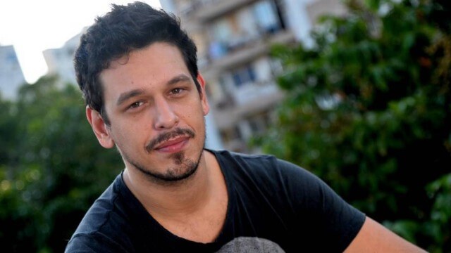Gli attori Bruno Gagliasso e João Vicente si baciano in diretta in Brasile