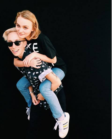 Lily Rose, figlia di Johnny Depp, fa coming out e sostiene i diritti LGBTQ