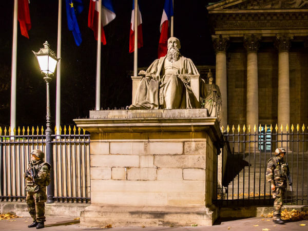 Siamo tutti francesi. Ma ora serve reagire. - parigi attentati base - Gay.it