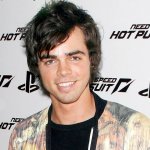 reid_ewing_modern_family_coming_out - Thumbnail