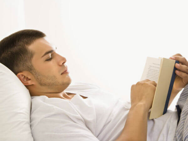 Ecco i 4 libri LGBT perfetti per il vostro autunno - uomo che legge lettura libri base 1 - Gay.it