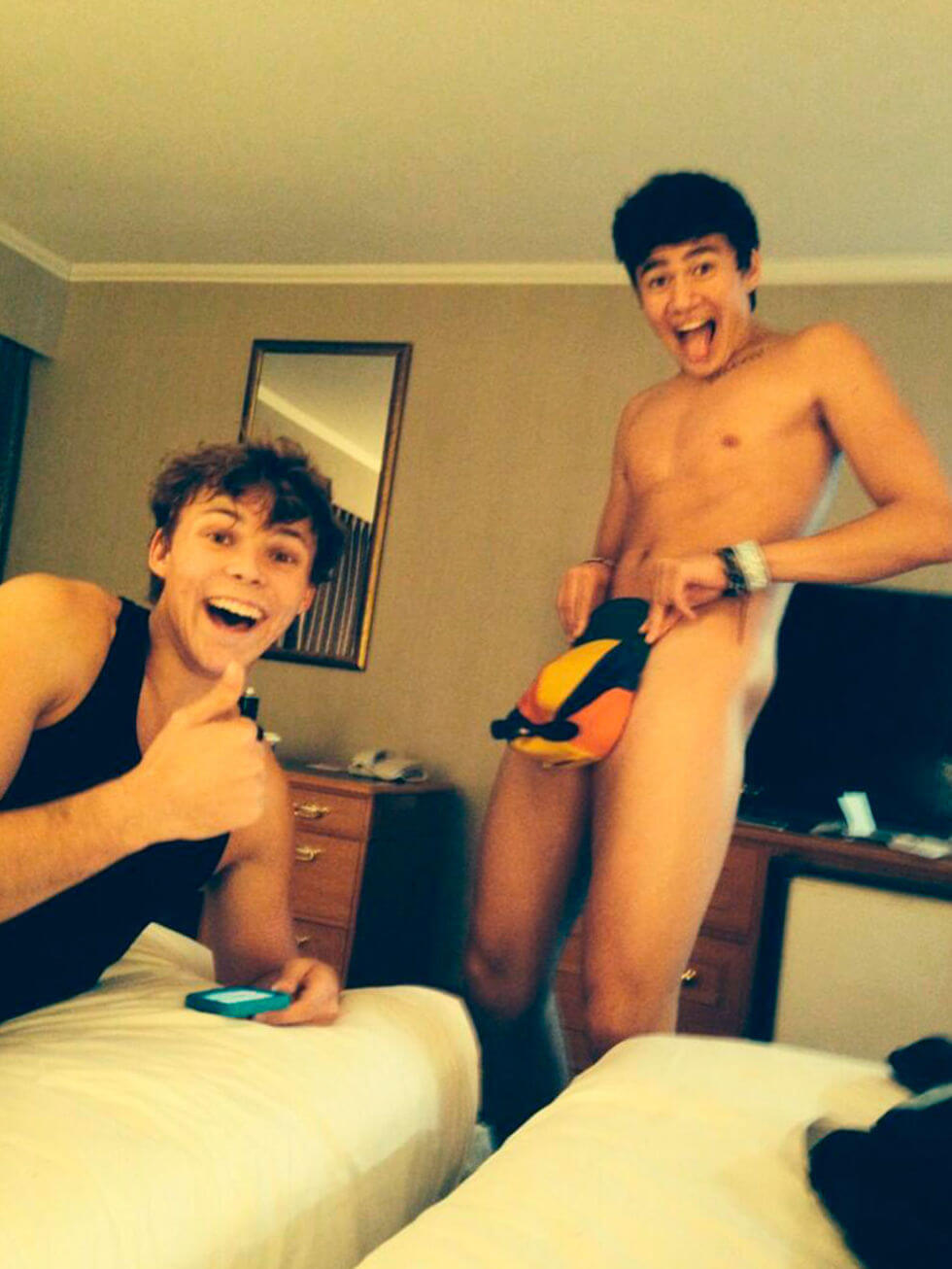 5_seconds_of_summer_nudi_calum_hood