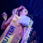Miley Cyrus sempre più scandalosa nel suo Milky Milky Milk Tour - Thumbnail