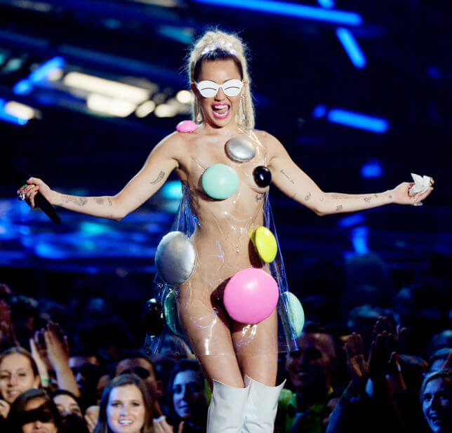 Miley_cyrus_milky_milky_milk_tour_dead_petz_tour