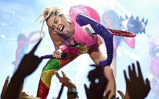 Miley_cyrus_milky_milky_milk_tour_dead_petz_tour