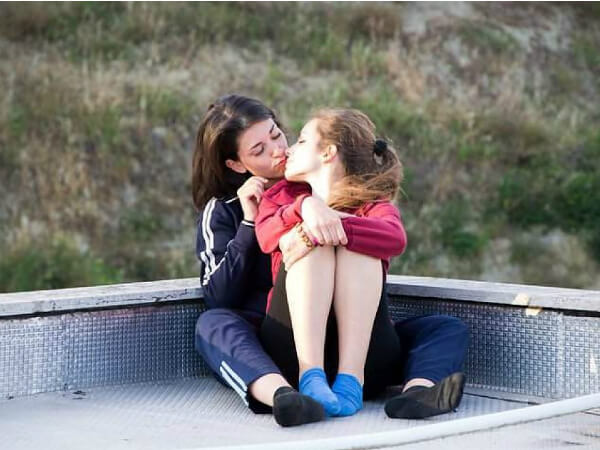 ad_occhi_chiusi_corti_gay_lesbo